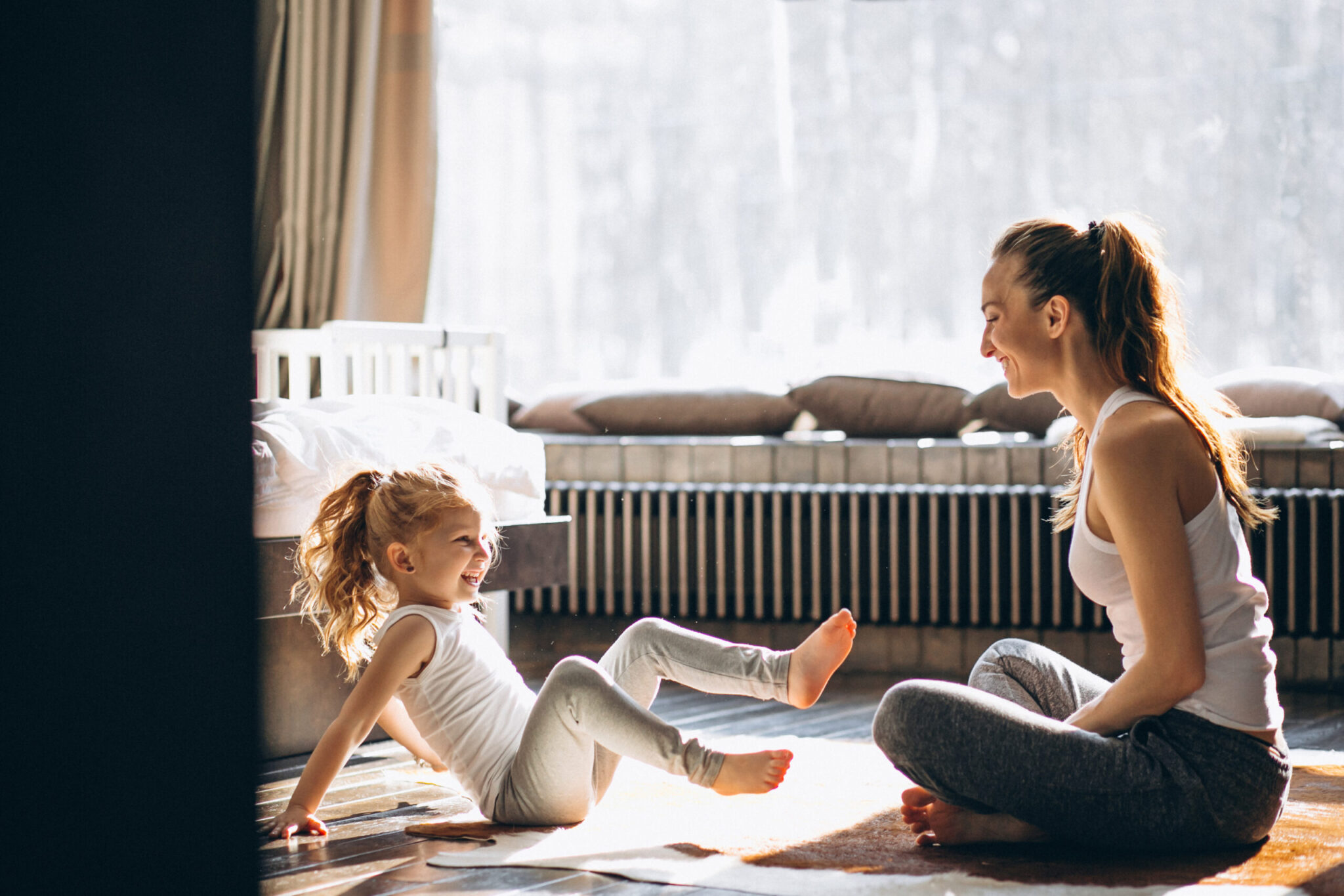 Mother,And,Daughter,Yoga,At,Home move-properties_location-prestige_bien_geneve2